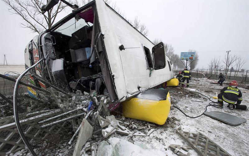Mueren dos hinchas polacos tras accidente en autobús (FOTOS)