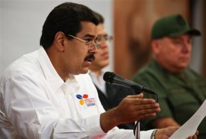Nicolás Maduro firma su primer decreto como Presidente encargado