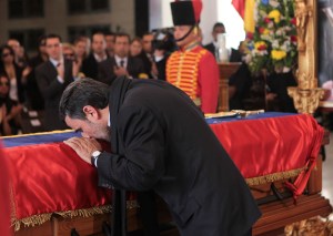 Ahmadineyad besó ataúd de Chávez