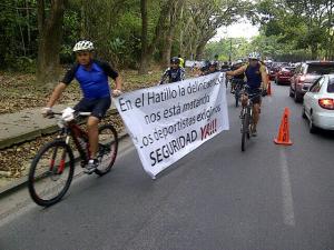 Reportan protesta de ciclistas en El Hatillo por inseguridad (FOTOS)