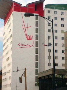 La firma roja de Chávez aparece en los edificios (Fotos)