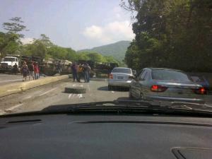Volcamiento de gandola colapsa la autopista Valencia-Puerto Cabello (FOTOS)