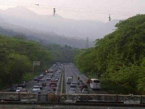 Congestión vial en la autopista Valencia-Puerto Cabello (FOTOS)