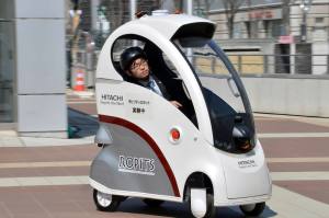 La empresa Hitachi creó un vehículo eléctrico dirigido a la tercera edad