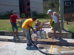 Gobernación de Miranda distribuye 332 mil litros de agua a Nueva Casarapa