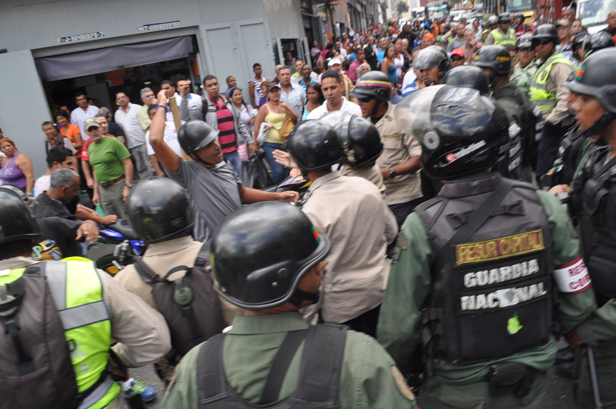 Golpean a estudiantes que manifestaban frente al Palacio de Justicia (Fotos)