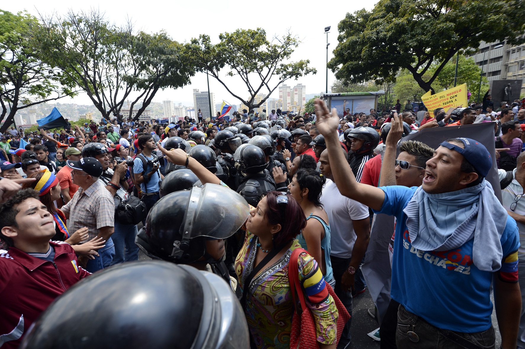 Siete estudiantes heridos por oficialistas; suspenden marcha al CNE (Fotos + Video)