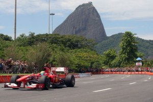 Exhibición de Ferrari en calles de Río de Janeiro estuvo accidentada
