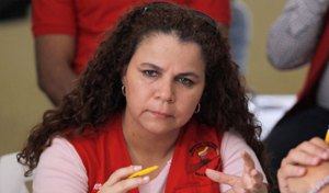 La ministra Iris Varela le dedico unos “lindos poemas” a @hcapriles (Poemas)
