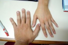 El curioso efecto que provocan las manos de los hombres cuando tocan a una mujer