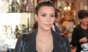 Kim Kardashian sigue presumiendo su embarazo (Foto)