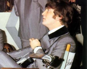 Subastarán traje gris que Lennon usó en “A Hard Day’s Night”
