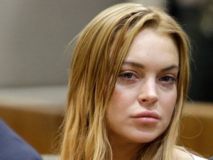 El derrotado rostro de Lindsay Lohan mientras escucha su nueva condena