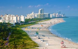 Estudian autorizar venta de alcohol en playas de Miami