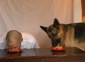 Hombre vs perro ¿Quién gana en concurso de comida? (Video)