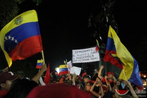 Muestras de dolor chavista en la Plaza Bolívar de Caracas hasta el amanecer (fotos exclusivas)