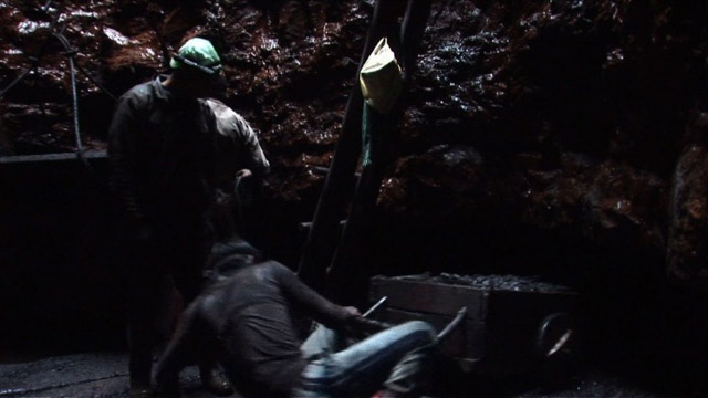 Niños trabajan en mina de carbón (Video)