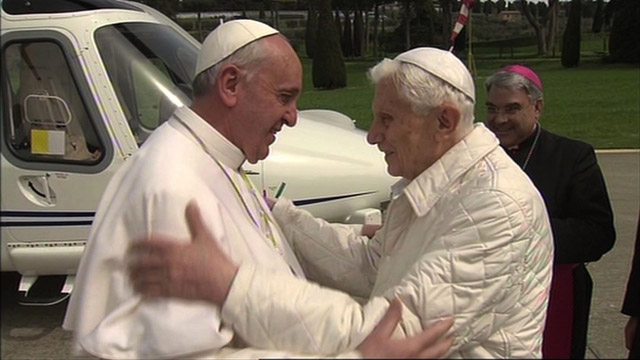 En video: El encuentro de dos Papas