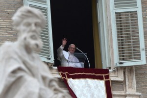Papa Francisco reza su primer ángelus