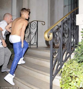 Sin camisa celebra Justin Bieber sus 19 añitos (Fotos)