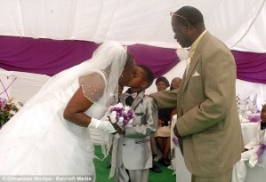 Un niño de ocho años se casa con una mujer de 61 en Sudáfrica (FOTOS)