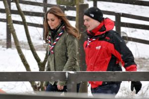 Kate Middleton comparte con un campamento scout (FOTOS)