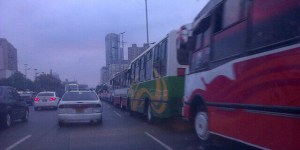 Autobuses congestionan la avenida Bolívar y alrededores del CNE (FOTO)