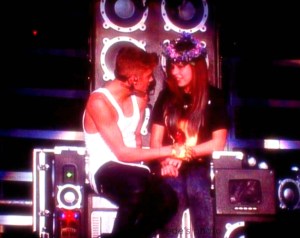 Acosan a chica que subió al escenario con Justin Bieber en Italia por “no mostrar emoción”