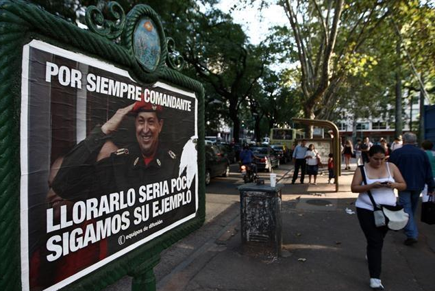 Peronistas rinden tributo a Chávez en las calles de Buenos Aires