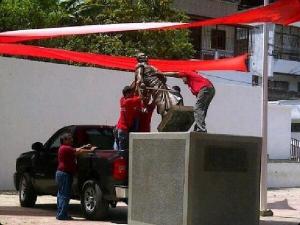 Informan que quitan una estatua de Bolívar en Maracaibo