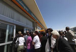 Chipre reabre bancos bajo fuertes restricciones