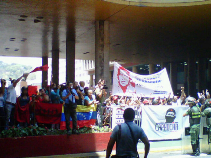 Así esperaban los chavistas a los estudiantes en el CNE (Fotos)