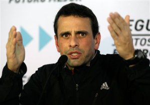 ABC: Miles de chavistas acosan a Capriles a la hora de inscribir su candidatura