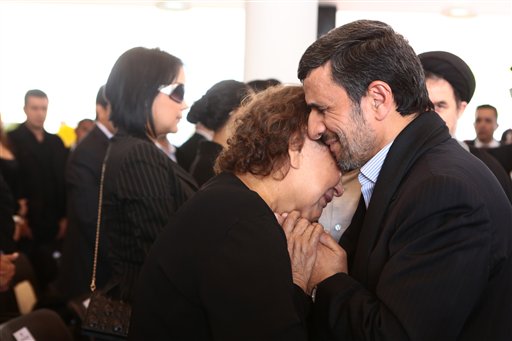 Ahmadinejad criticado por el abrazo que le dio a la madre de Chávez