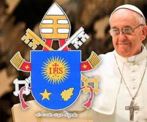 El escudo del papa Francisco, ligeramente modificado