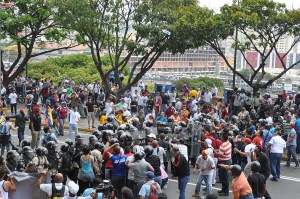 Estudiantes dicen que seguirán luchando pese a la violencia de los chavistas