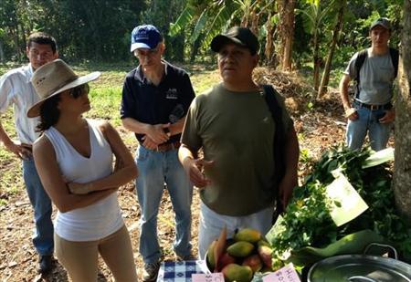 Howard Buffett y Eva Longoria donan millón dólares a agricultura en Honduras
