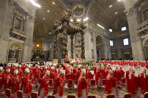 Curas latinos rezan a la espera de un nuevo papa