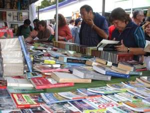 ¡Ups! Alcalde confiesa en Feria del Libro que no le gusta leer ni escribir