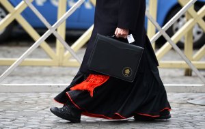 Cardenales examinan en secreto las controvertidas finanzas del Vaticano