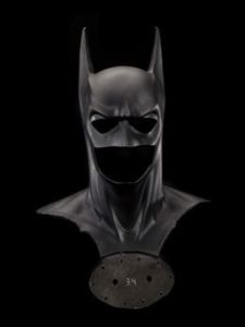 La máscara de Batman y la capa de Superman, objetos de museo