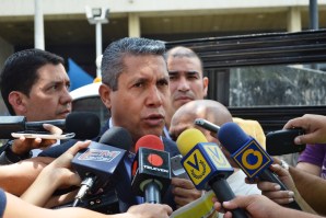 Henri Falcón reasume gobernación sin dejar jefatura de campaña