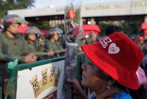 Simpatizantes de Chávez esperan frente al Hospital Militar (Fotos)