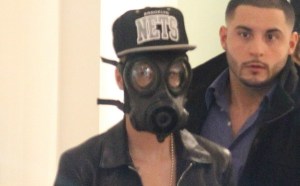 Justin Bieber con una máscara de gas a lo Justin Bieber (Foto)