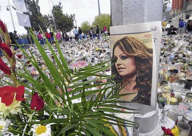 Madre de Jenni Rivera recibe reclamo por adornar la tumba de su hija (Video)