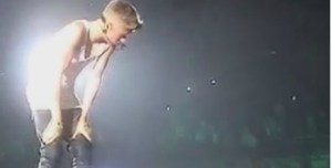 Justin Bieber sufre un mareo durante concierto en Londres