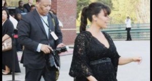 Kim Kardashian luce orgullosa su embarazo (FOTO)