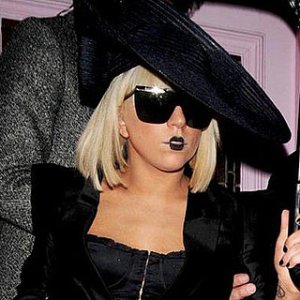 Vestida de negro se casará Lady Gaga
