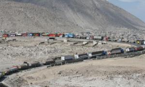 Al menos 24 muertos al caer autobús a abismo en Perú