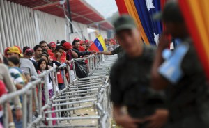 Multitudes desfilan por quinto día ante la capilla ardiente de Chávez (Fotos)